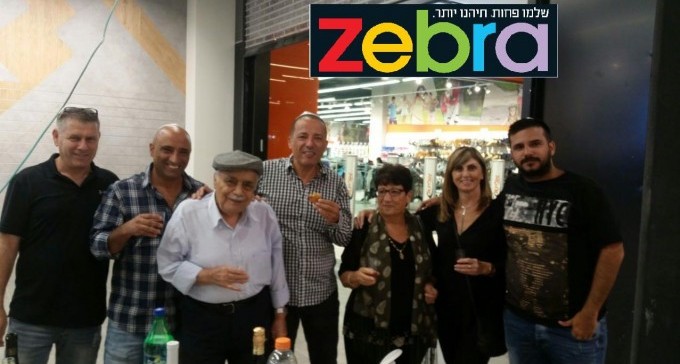 הרב מלול קבע מזוזה בחנות 