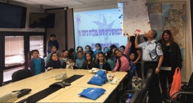 מה עשתה המשטרה בבית ספר מולדת?