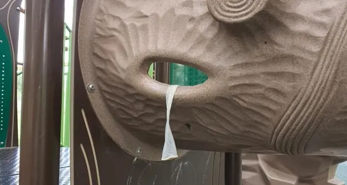 הילדים באו לשחק בפארק וגילו במתקנים קונדומים משומשים ושתן