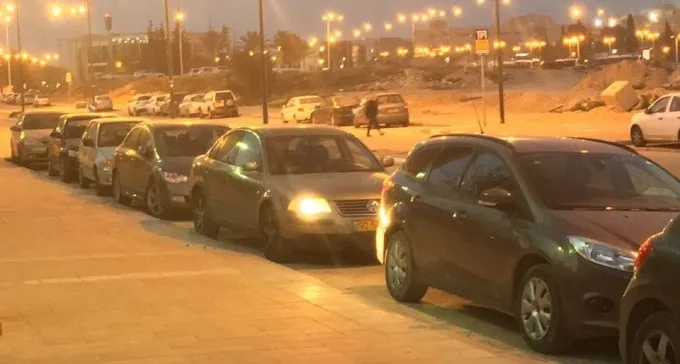 חונים בתשלום: תחנת רכבת מרכז ב"ש ורחוב למדן נצבעים בכחול לבן