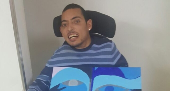 דיג'י שסובל משיתוק מוחין פתח תערוכת ציורים- סקאזי : 