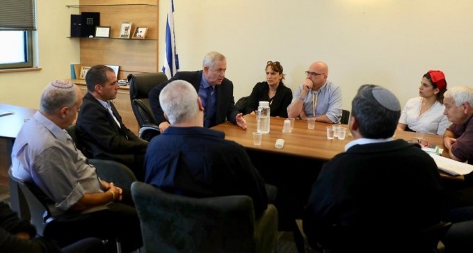 בנץ נפגש עם נציגי יישובי העוטף: ''נתמוך בכל ממשלה שתביא לשקט''