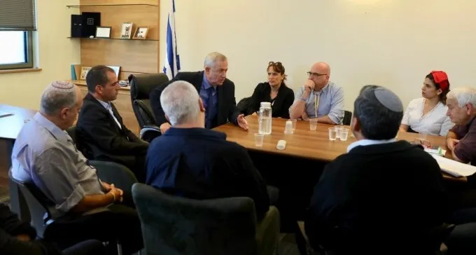 בנץ נפגש עם נציגי יישובי העוטף: ''נתמוך בכל ממשלה שתביא לשקט''