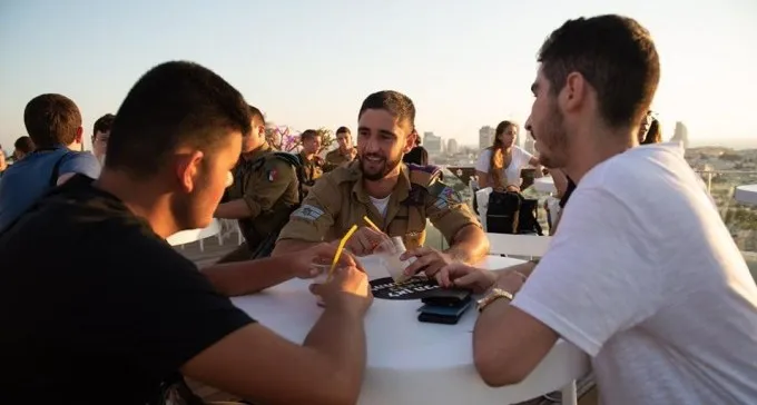 ''קרבי על הבר'': האם שיחות פאב ישפרו את נתוני הגיוס בב''ש?