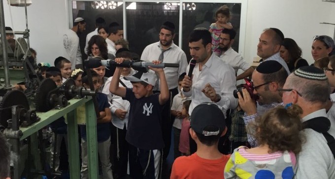 נימוסים בריטיים במשכן התכלת