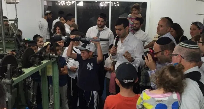 נימוסים בריטיים במשכן התכלת
