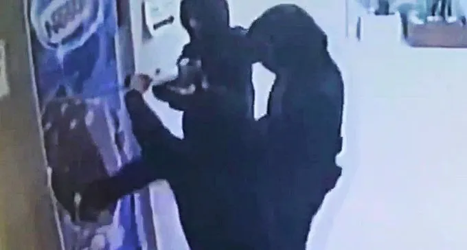 צפו: ''שודדי הקורונה'' פורצים לקיוסק של בניין שיאים