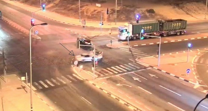 צפו: חוצים צומת באור אדום, מתנגשים במכונית - ובורחים מהמקום