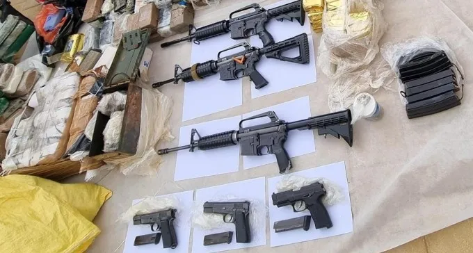 קוקאין, נשק ומזומנים בסך מיליוני שקלים בפשיטה ביישוב בלתי מוכר