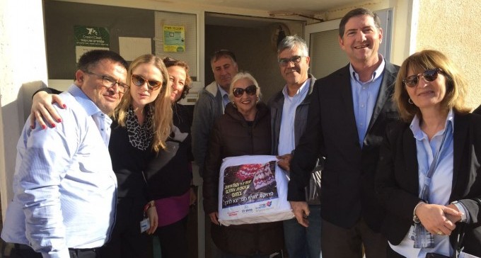 עמידר חילקה שמיכות ותנורים לקשישי ירוחם