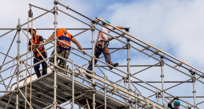 פועל בניין נפל מגובה בדימונה