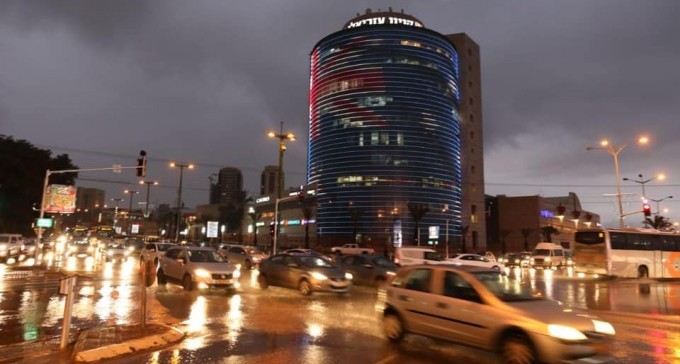 העיר ב''ש מוארת הערב בכחול-אדום, כהזדהות עם כאב העם האוסטרלי