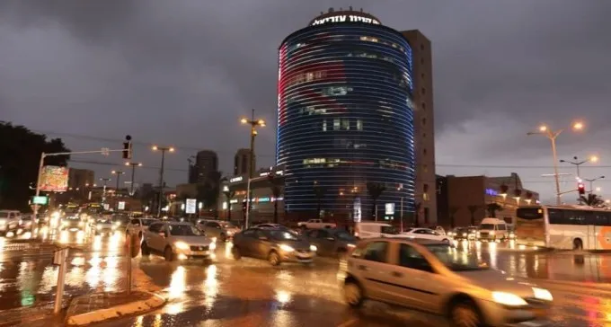 העיר ב''ש מוארת הערב בכחול-אדום, כהזדהות עם כאב העם האוסטרלי