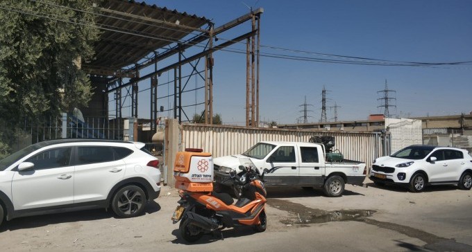 עובד נפל מגג באזור התעשייה בב''ש