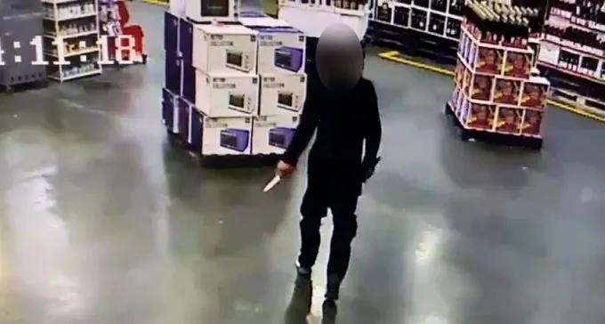 צפו: נכנס ל''שופרסל'' בב''ש, איים בסכינים על הקונים וגנב משקפיים