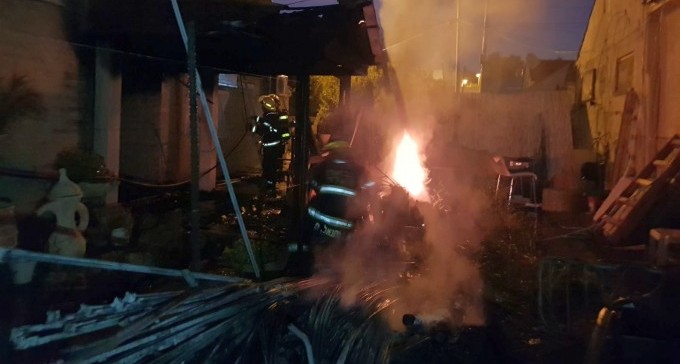 דרמה בשכונה ה': רגע אחרי שחולצו הלכודים מהבית הבוער, הגג קרס