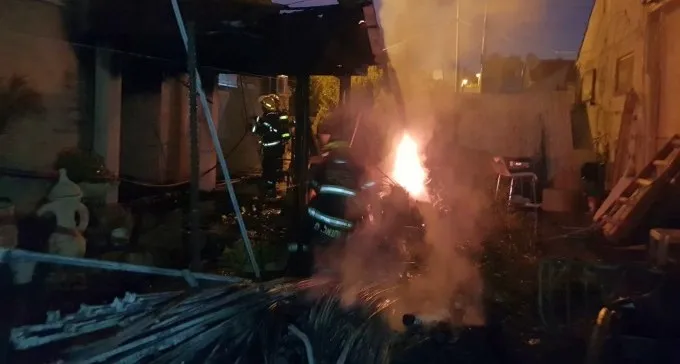 דרמה בשכונה ה': רגע אחרי שחולצו הלכודים מהבית הבוער, הגג קרס