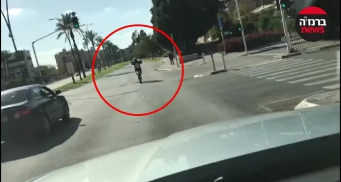 צפו: אופנוען משתולל מול תחנת המשטרה בב''ש