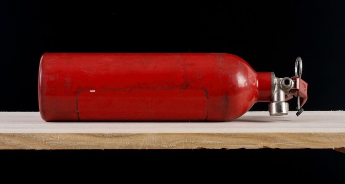 ''מטף התפוצץ בתוך האוטובוס - והנהג השאיר את הנוסעים באמצע הדרך''