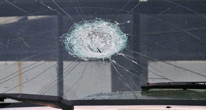 ידויי אבנים על כלי רכב בכביש 6 ליד לקיה, שני עצורים