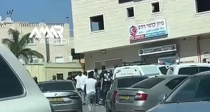 2 פצועים בקרב יריות, המשטרה פתחה בחקירה (תיעוד)