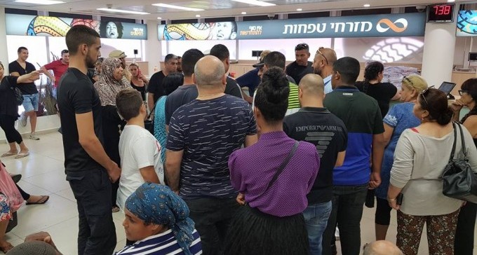 נמשכת השביתה בבנק מזרחי: לקוחות בב''ש אובדי עצות