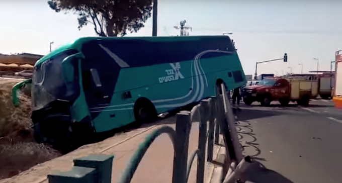 כתב אישום נגד תושב הפזורה שניסה להסיט אוטובוס בדרך לדימונה
