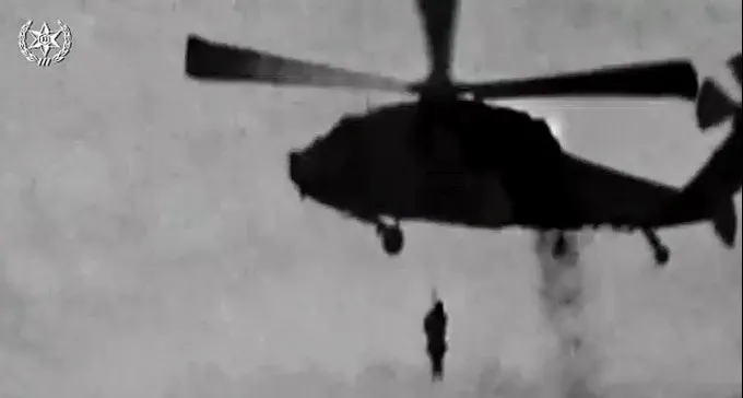 צפו: נהג נלכד בשיטפון, מחולץ במסוק