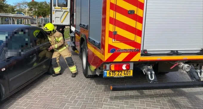 ילד ננעל בטעות ברכב - וחולץ על ידי לוחמי אש