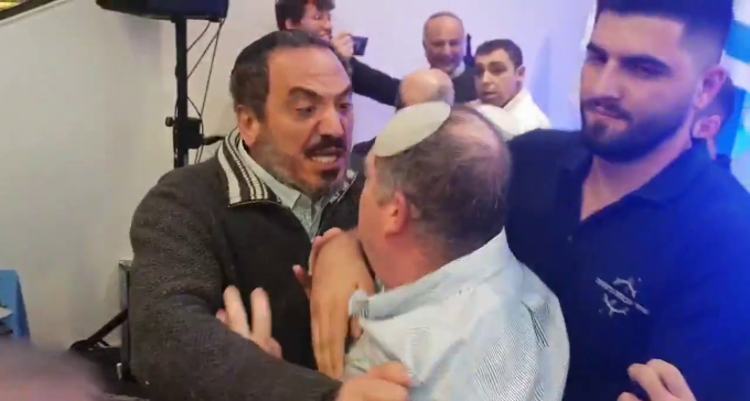 צפו: הרב גדי מזוז הוזעק להפריד בין המתקוטטים בוועידת הבית היהודי