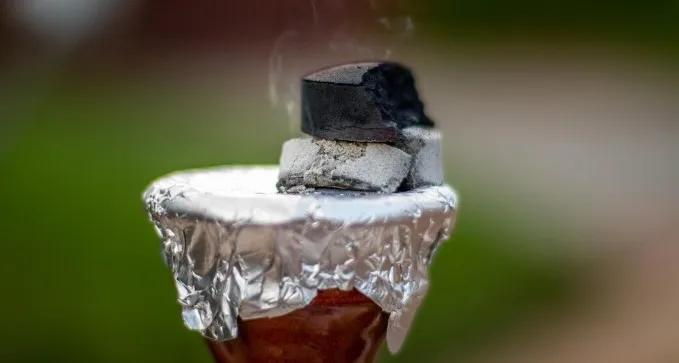 פונתה לבית החולים - כי שאפה עשן גחלים של נרגילה