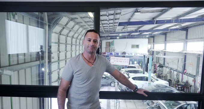 האיש שגורם ללקוחותיו להגיע לטפל ברכב ולצאת עם חיוך ענקי