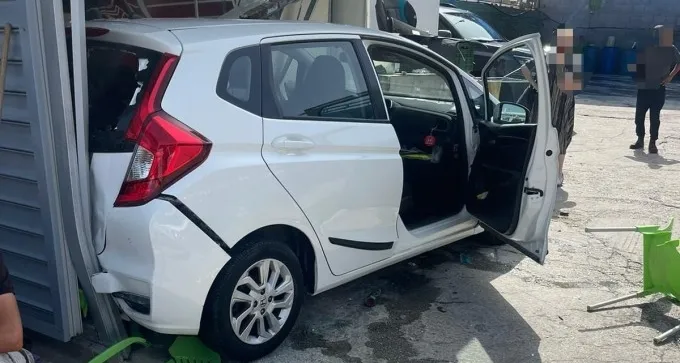 רכב דהר לתוך מכון שטיפה, פצוע בזירה