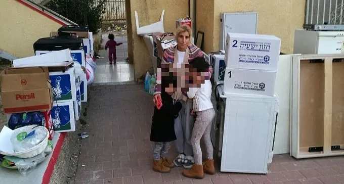 אטימות לב: אם לשתי ילדות קטנות סולקה מביתה