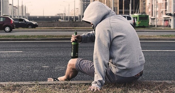 נתיבות: שיכור לא קיבל אלכוהול - ושבר בקבוק על ראשה של המוכרת