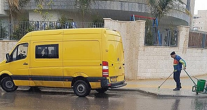 הפוסט שריגש אלפי גולשים: מנקה מבוגר עבד בגשם כי חשש מפיטורין