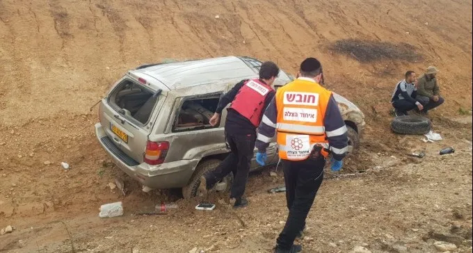 נהג נמצא ללא רוח חיים סמוך לרכבו