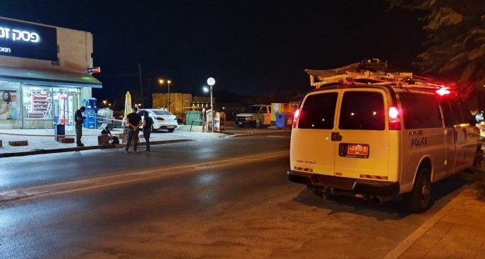 רימון נזרק במרכז קניות בנאות לון, כוחות משטרה במקום