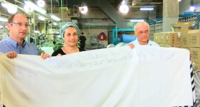 משפחת הנער החטוף גיל-עד שער ז"ל קיבלו את טלית "קול הנערים"