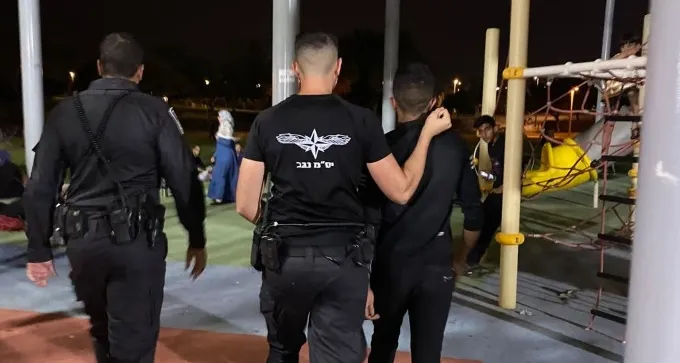 צפו: בן 17 מתל שבע מיידה אבנים על מבלים בפארק הנחל - ונעצר