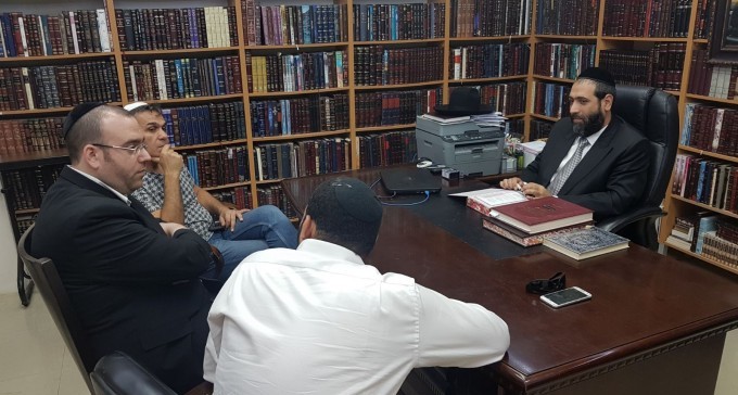 בגלל פניות חרדים: מוקד קבלת חבילות דואר הועבר לחנות כשרה