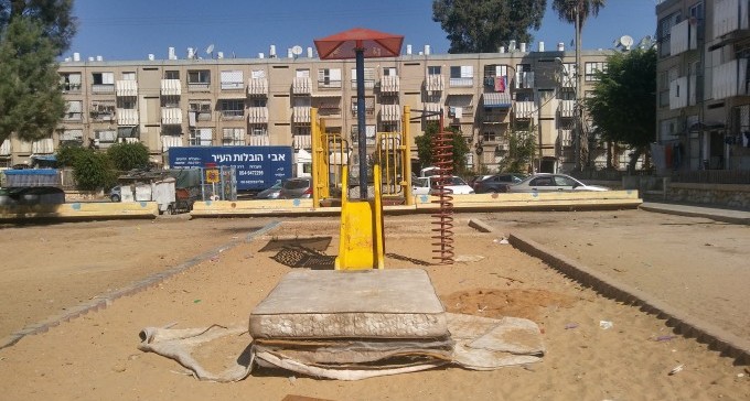 'יכול להתרחש פה אסון. ילד ירוץ אחרי כדור וראשו ייתקע בברזלים'