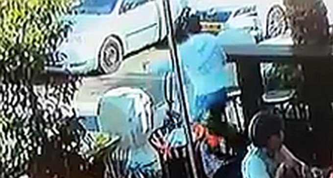 צפו: נער גונב אופניים בלי בושה