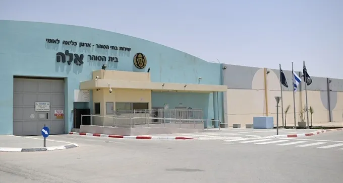 הוחמר עונשו של סוהר שהבריח טלפון לאסיר בכלא אלה