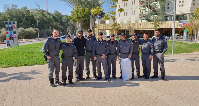 מרגש: שוטרי יס''מ הפתיעו את הילדים בסורוקה במשלוח מנות