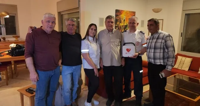 מרגש: הדפיברילטור שתרמו לזכר חברם - הציל חיי רוכב אופניים