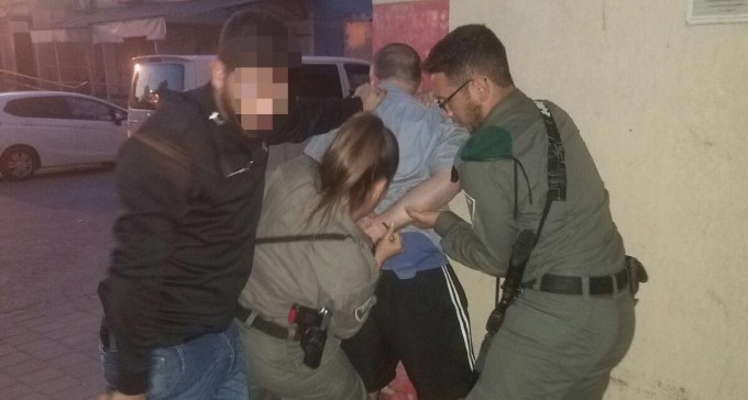 דרמה בעיר העתיקה: בן 50 איים לדקור אורחי מלון