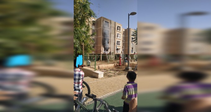 דירה עלתה באש באופקים, דיירים חולצו מהקומות העליונות בבניין