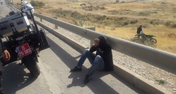 צפו: רעול פנים הרוכב באופנוע ''מצפצף'' על השוטרים - ומתהפך