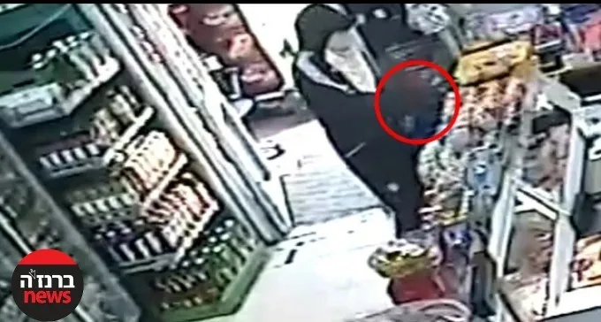 צפו: רעול פנים נכנס למעדניה ומאיים ''זה שוד, אני ארצח אותך''